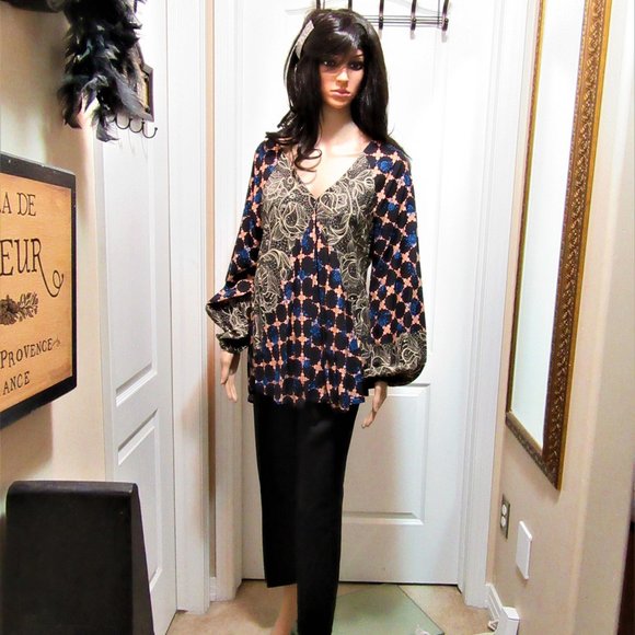 New L/ S Ladies Blouse Look no buttons M & L - Picture 2 of 15